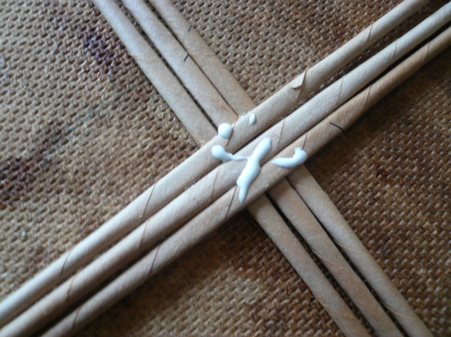 ажурная корзинка из газетных трубочек