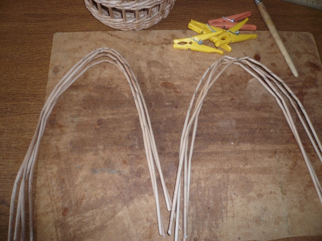 ажурная корзинка из газетных трубочек